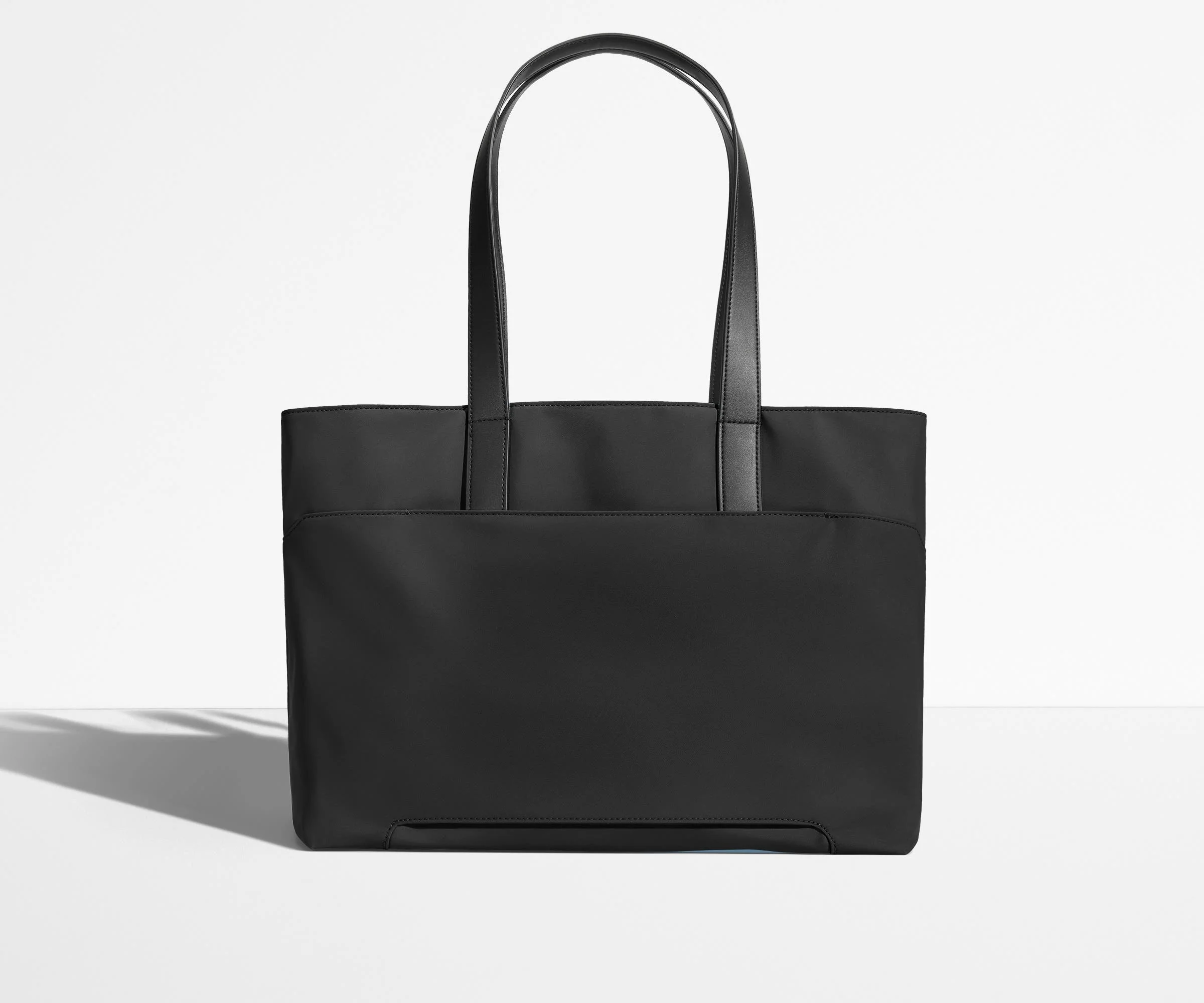 Trolley sleeve on the bag of the Everywhere Tote