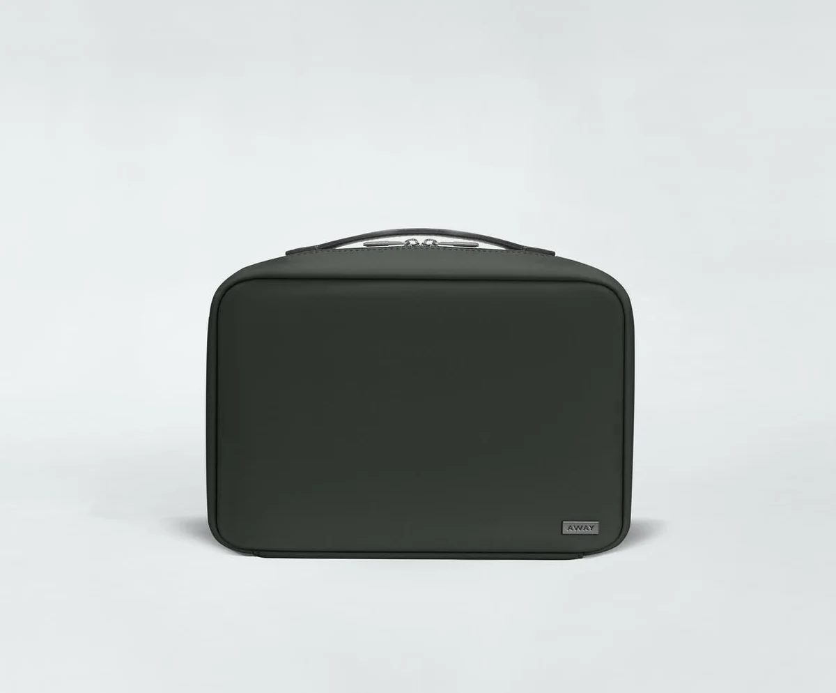 The Hanging Toiletry Bag in Green